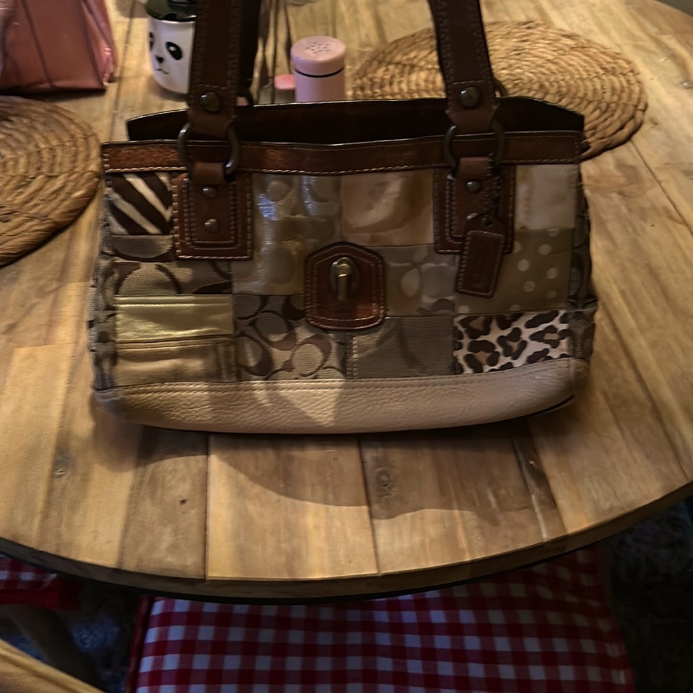 I’m selling vintage coach purse